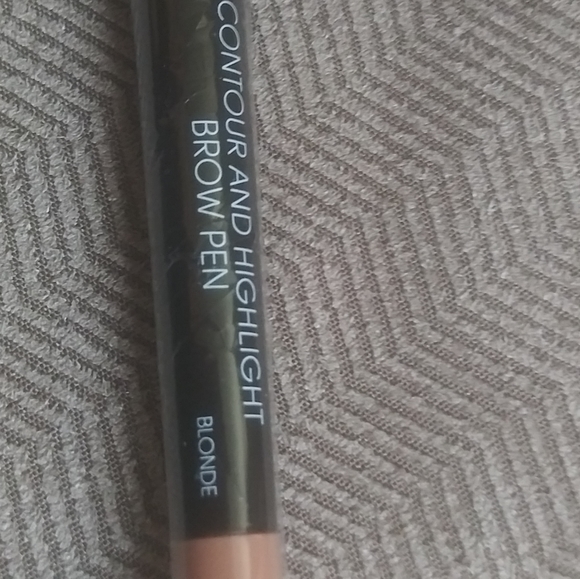 Makeup - Picture 2 of 4